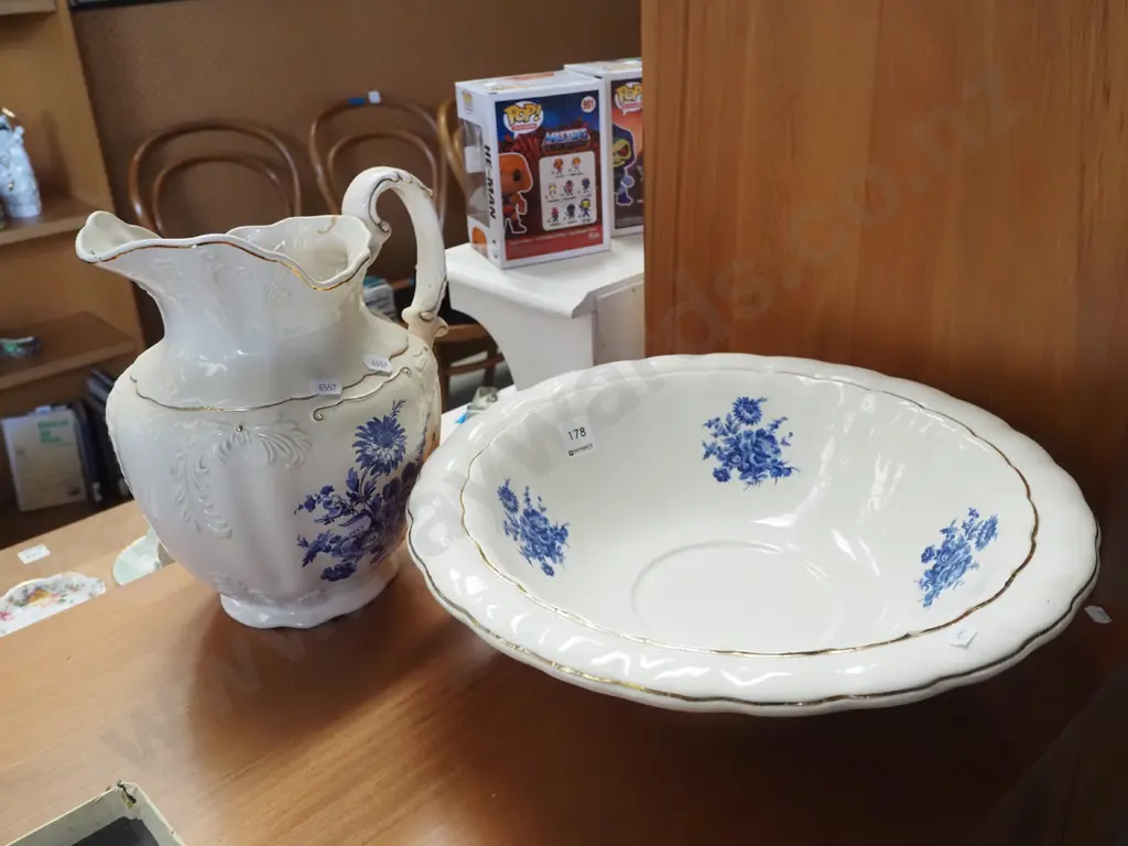 wash bowl and jug Image 1++