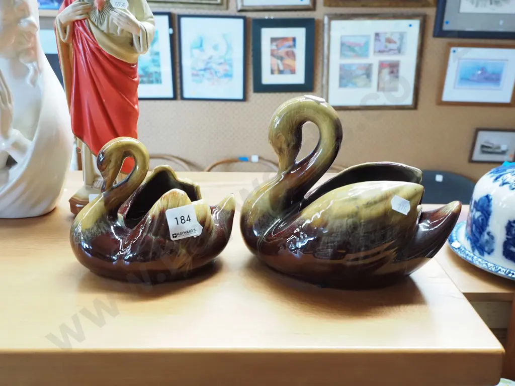 2x Blue Mountain swan vases H150 Image 1++
