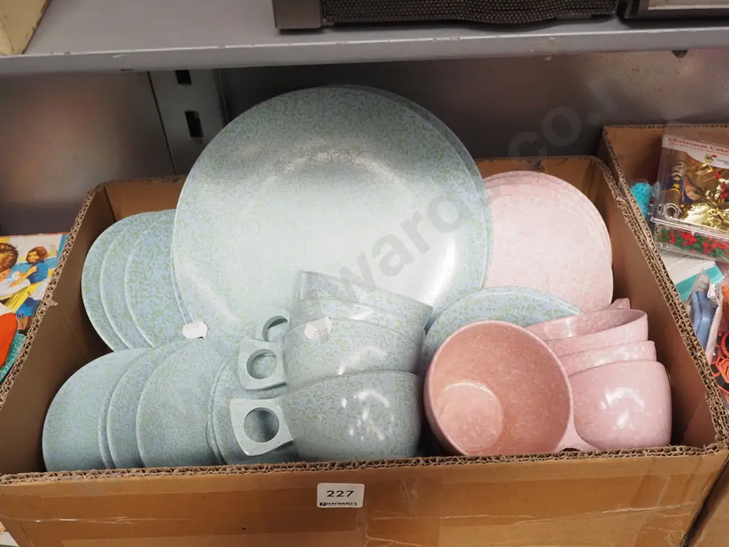 box; gay life picnic cups, bowls, saucers Image 1++