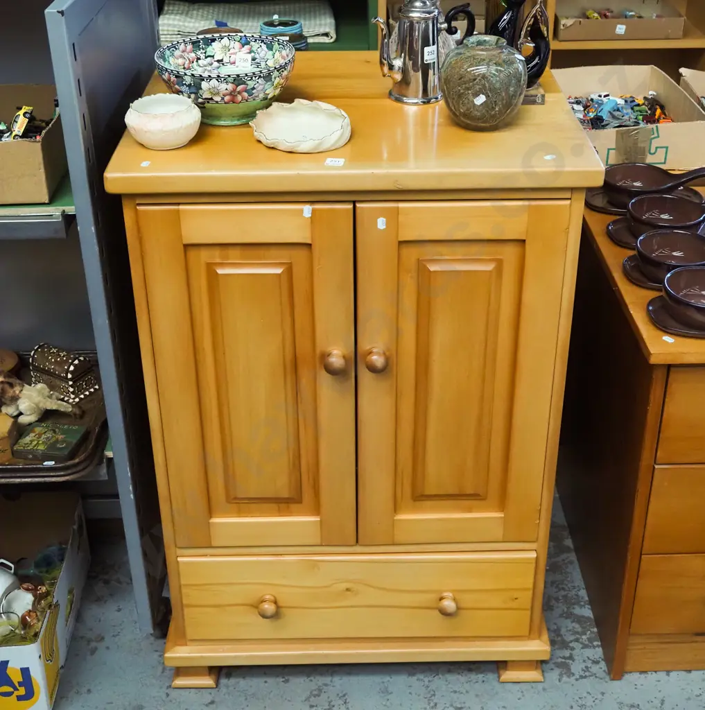 solid rimu 2 door 1 drawer entertainment unit H1020 W690 D570 Image 1++