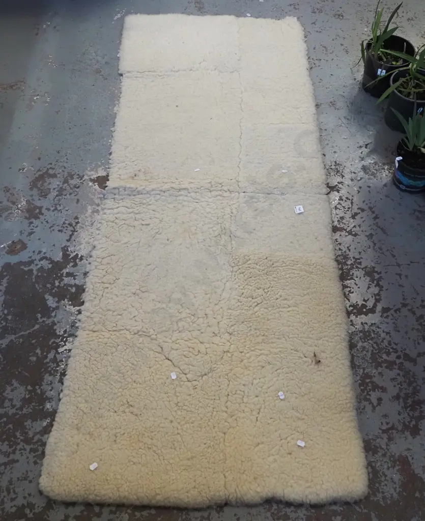 sheepskin floor mat L1780 W720 Image 1++