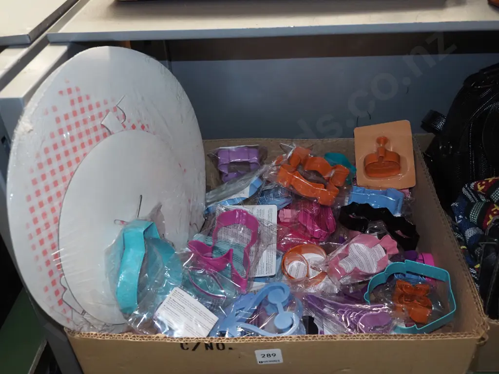box; cookie cutters etc Image 1++