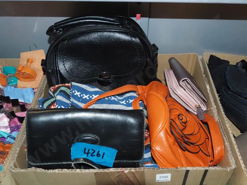 box; purses, hand bags Image 1++