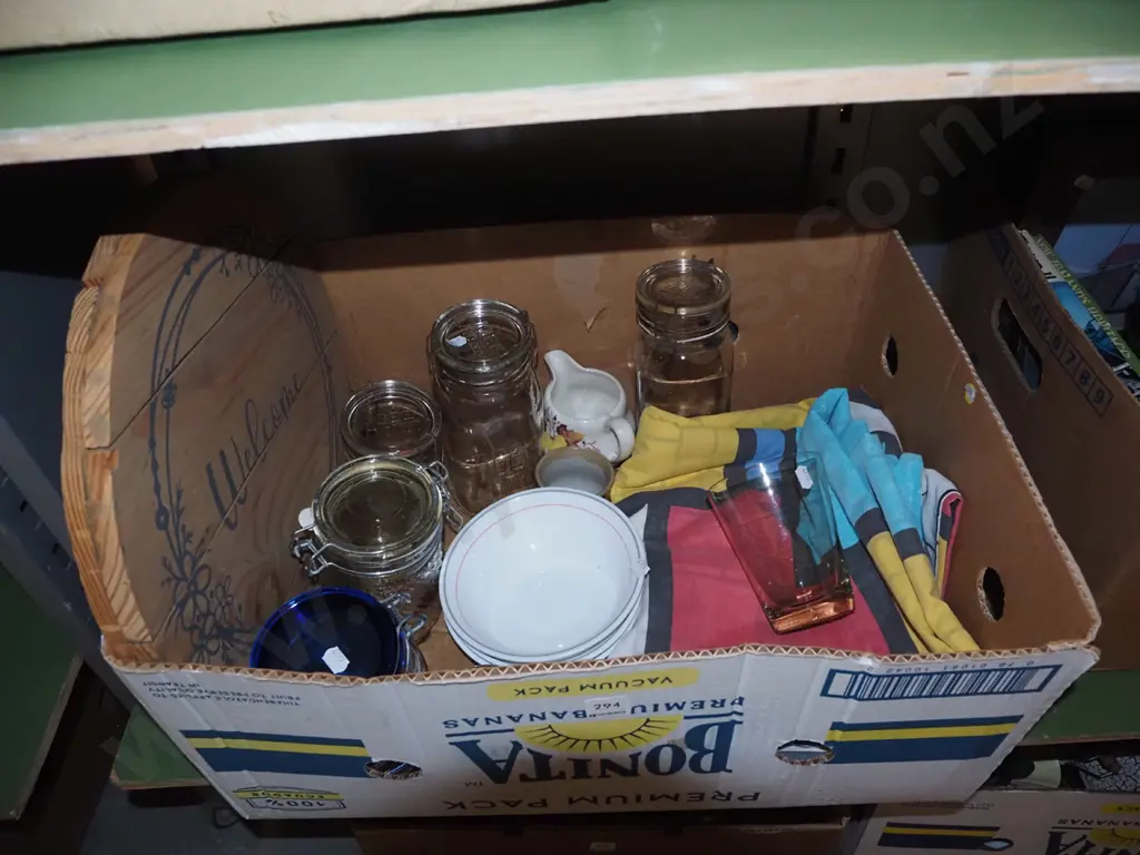 box; self sealing jars, bowls, glass ware etc Image 1++