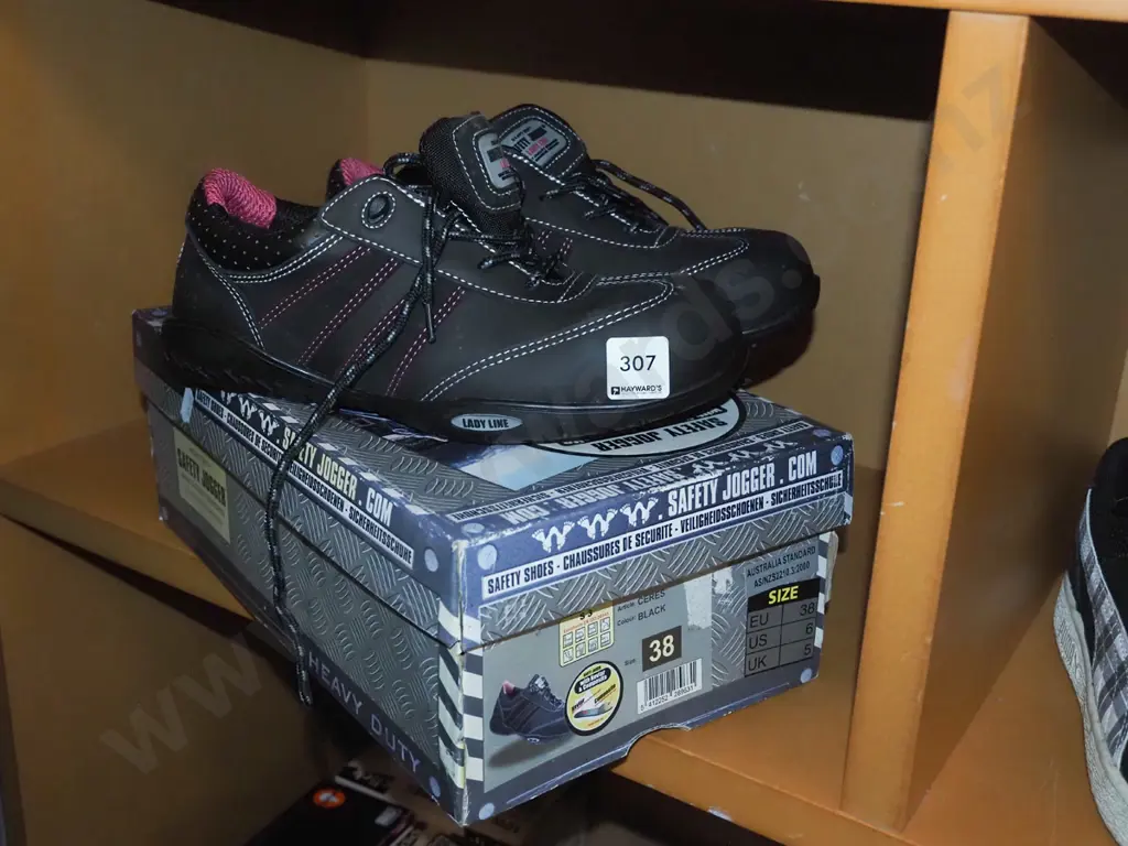 pair of ladies steel cap size 5 UK work shoes Image 1++