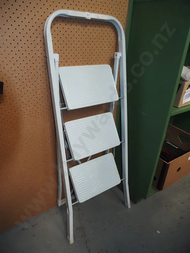 small 3 step ladder Image 1++