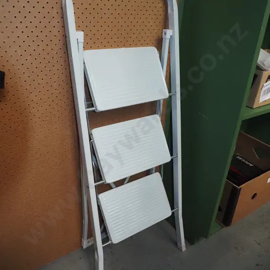small 3 step ladder