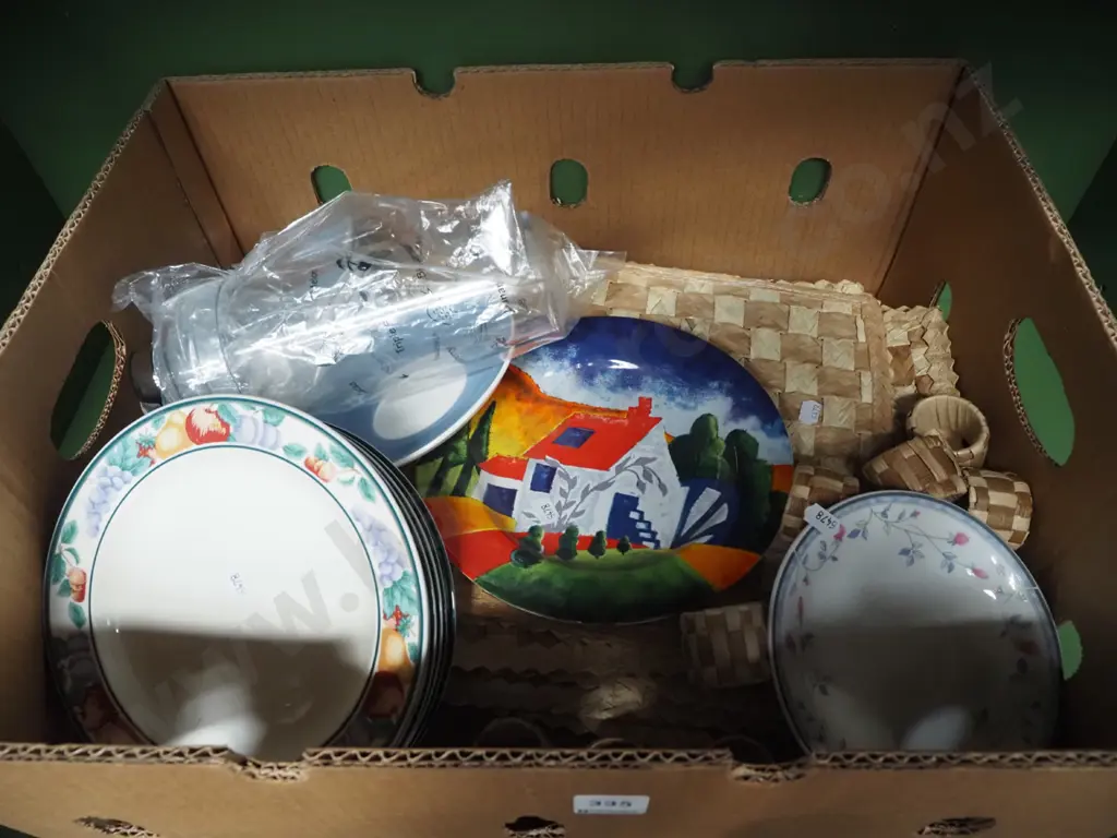 box; woven placemats, plates, napkin rings etc Image 1++