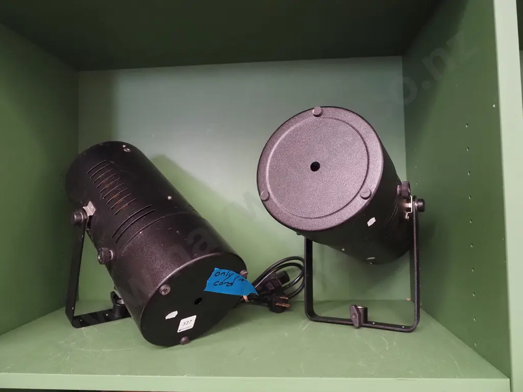 2x theatre lights - only 1 power cord Image 1++