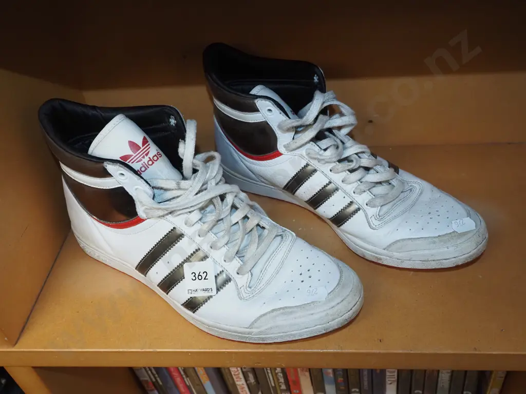 pair of  UK size 7 basketball boots Image 1++