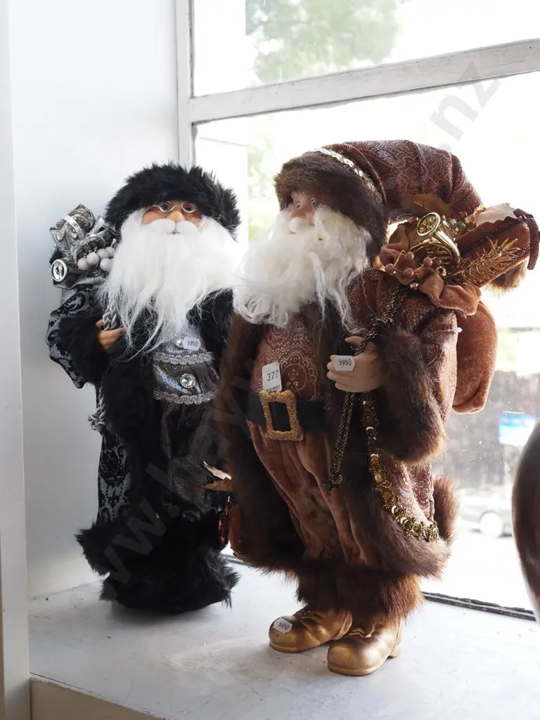 2x Santa figurines H410 Image 1++