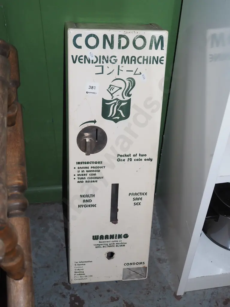 wall mounted condom vending machine - faulty Image 1++