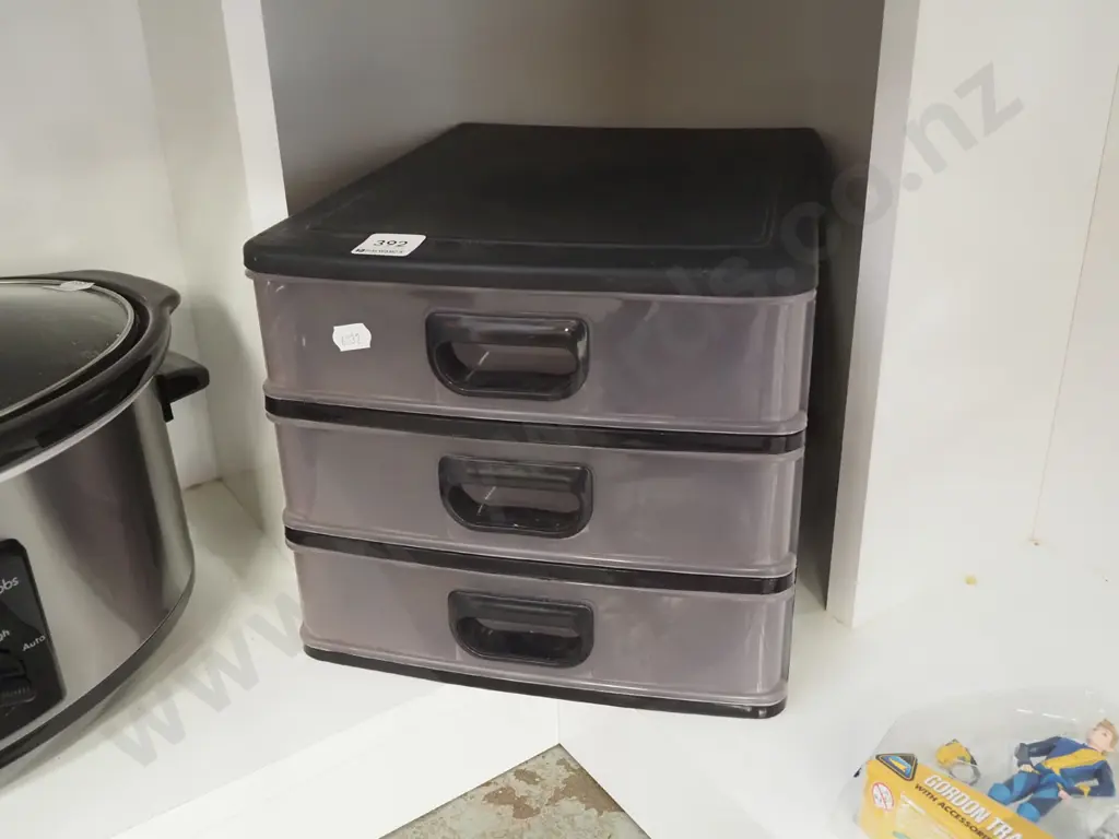 small set of plastic 3 drawer chest H 220 Image 1++