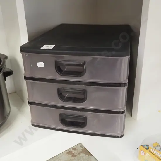 small set of plastic 3 drawer chest H 220