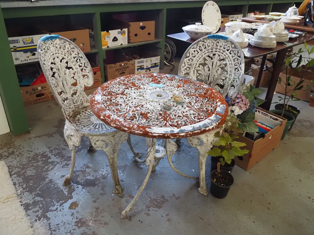 pressed alloy outdoor table and 2 chairs Image 1++