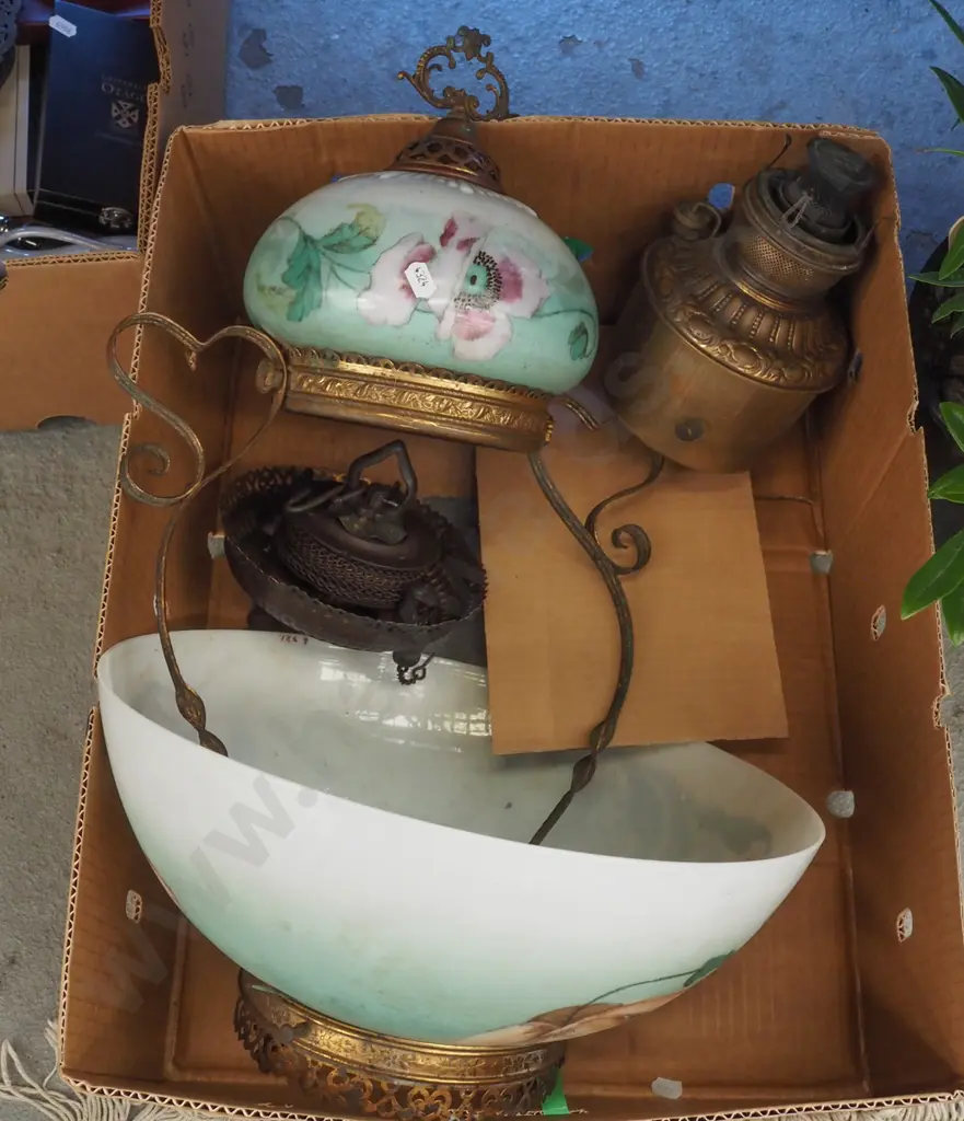 Victorian rise and fall kerosene lantern with hand painted shade - needs a clean Image 1++