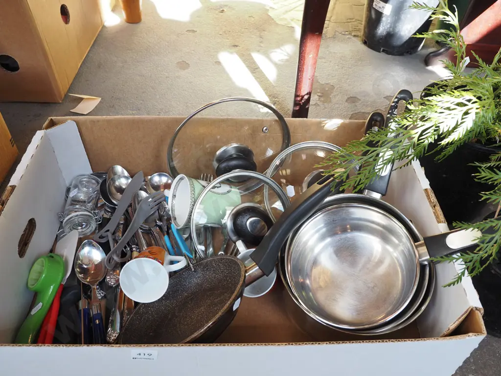 box; pots, cutlery, cups etc Image 1++
