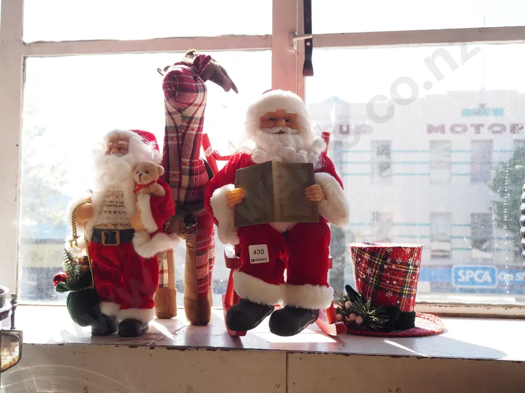 various Xmas themed ornaments Tallest H410 Image 1++