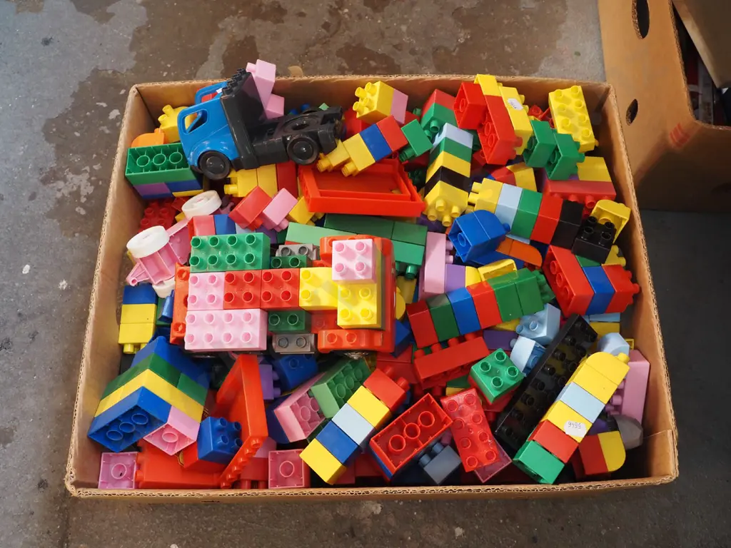 box; various Duplo blocks Image 1++