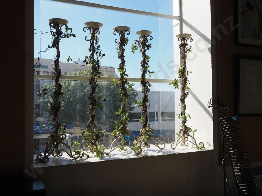 5x metal and faux flower candlesticks H820 Image 1++