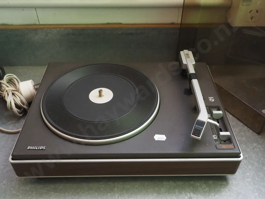 small Philips turntable Image 1++
