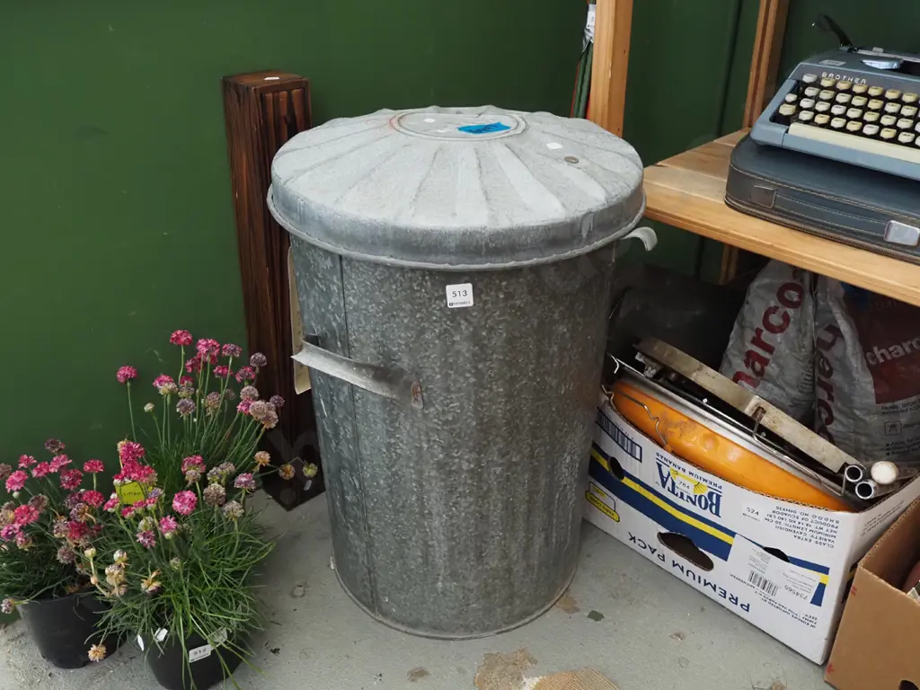 galvanised lidded ash can Image 1++