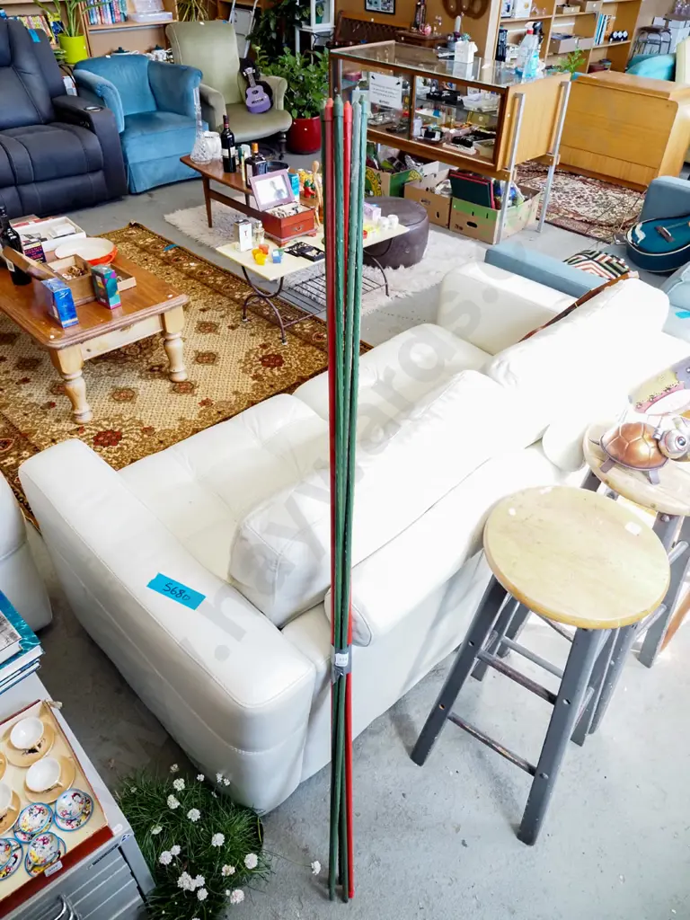 bindle of plastic garden stakes Image 1++