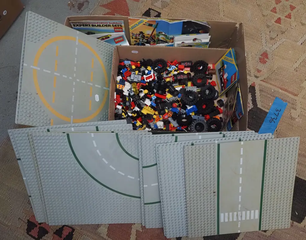 Lego - eleven 1980s road base plates, assorted other pieces and booklets, no complete kits Image 1++