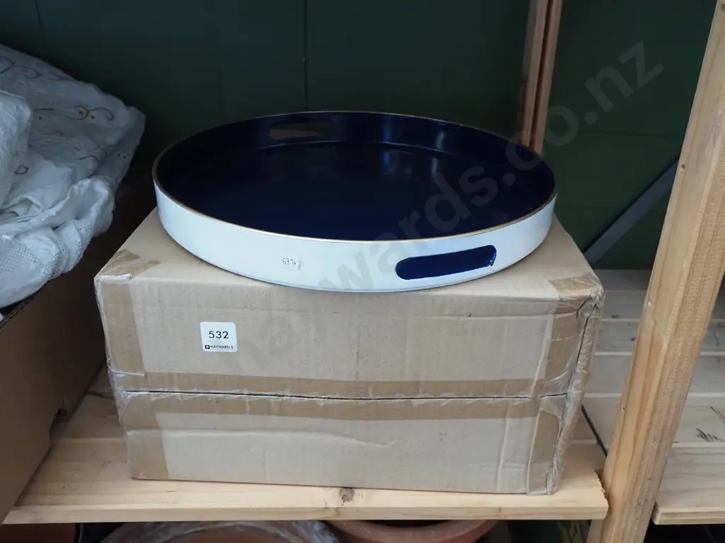 box; 4x circular plastic trays Diam350 Image 1++