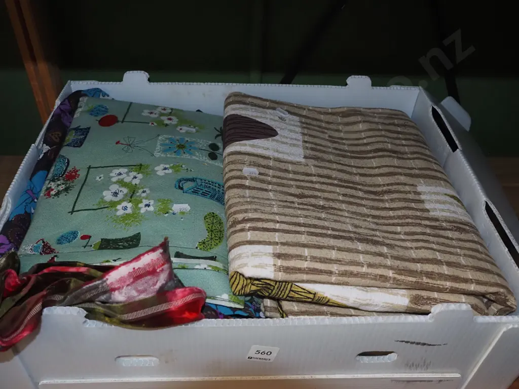 box; fabric pieces Image 1++