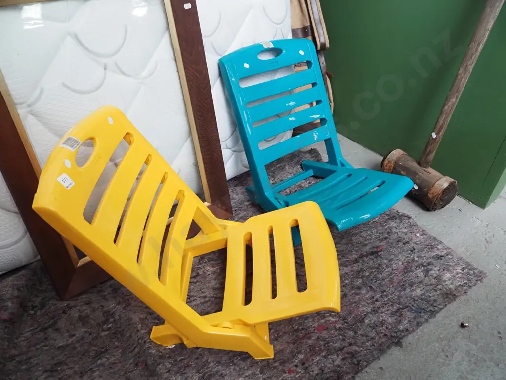 2x plastic beach chair Image 1++