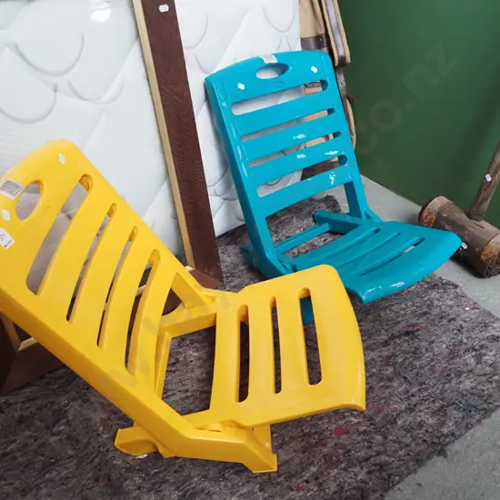 2x plastic beach chair