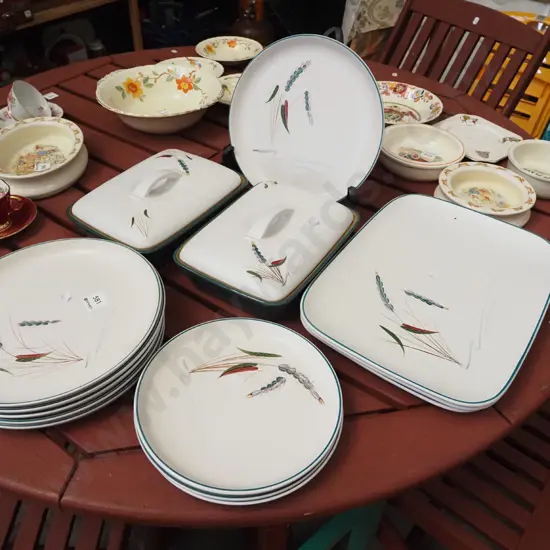 Denby green wheat plates, 2x lidded veges