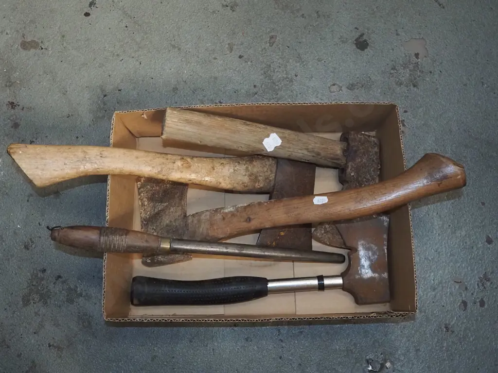 box; rusty hatchets Image 1++