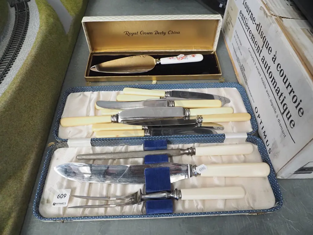 carving set, Crown Derby cake fork, bone handled knives Image 1++