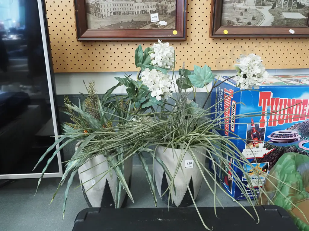 2x ceramic jardineres, faux flowers Image 1++