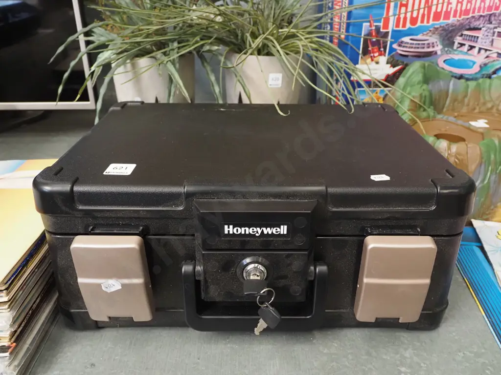 Honeywell lock box - key in office Image 1++