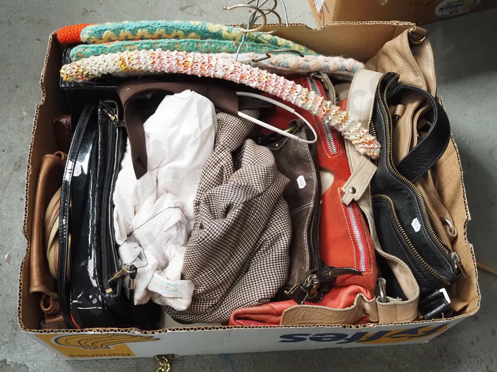box; hand bags, clothing coat hooks Image 1++