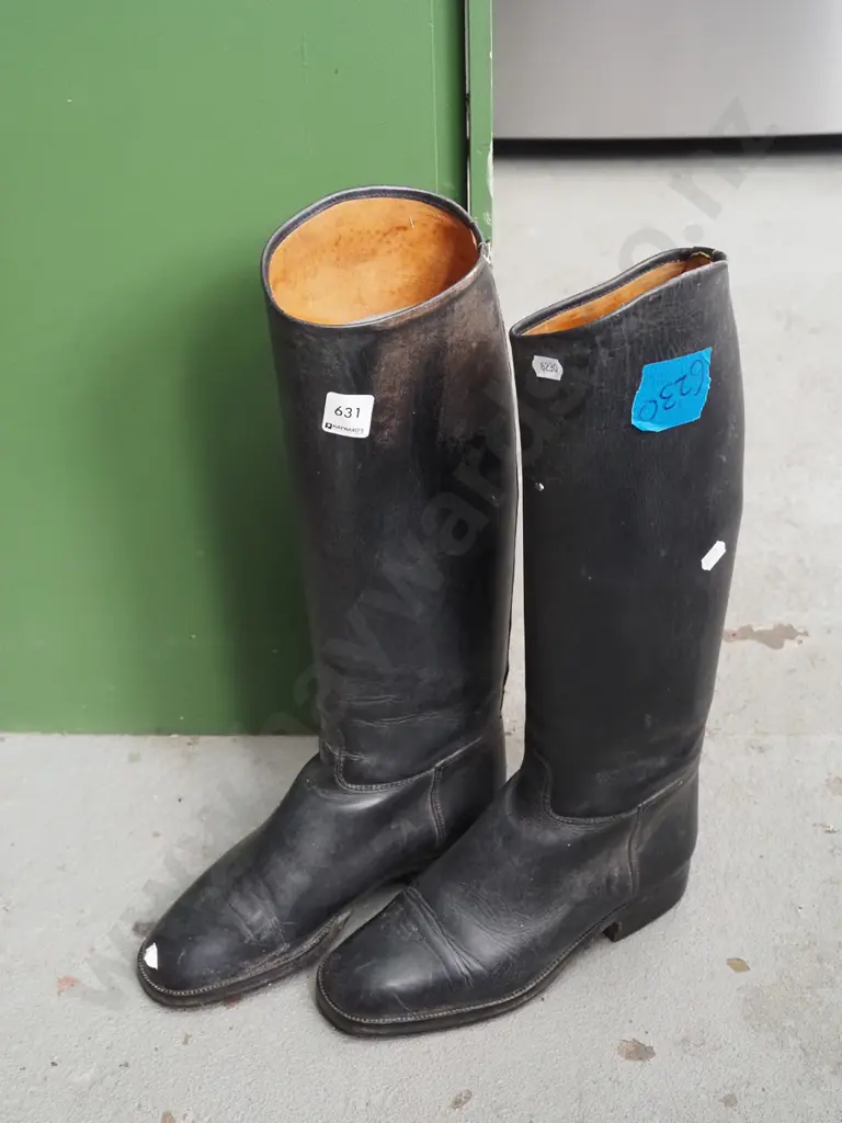 box; riding boots, forms - size unknown Image 1++