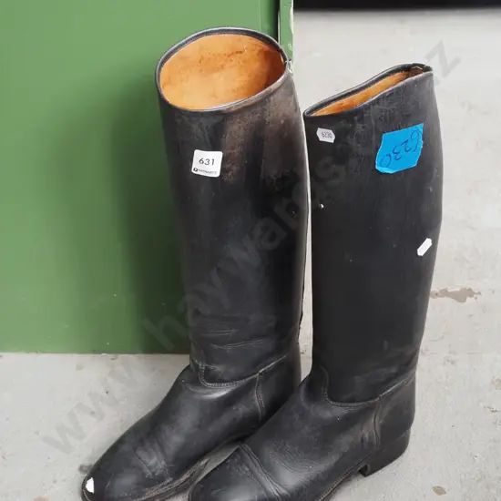 box; riding boots, forms - size unknown