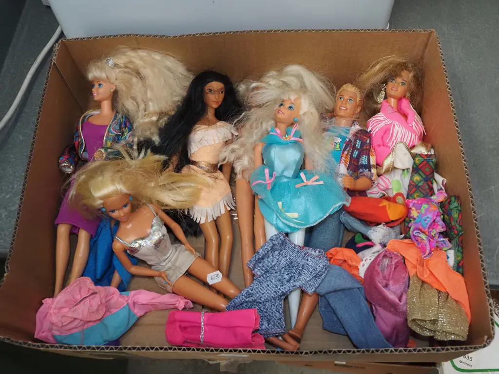box; Barbie, Ken and other dolls Image 1++