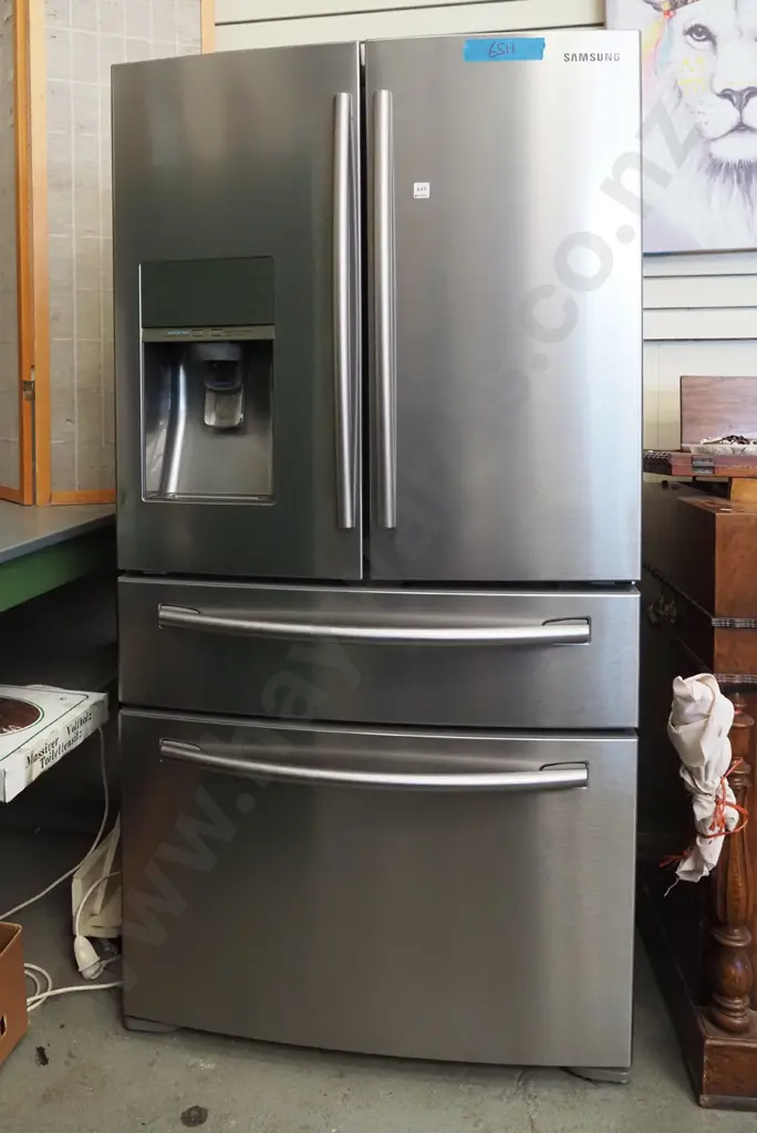 large Samsung fridge/freezer with vege drawer and ice, water and soda water dispenser Image 1++
