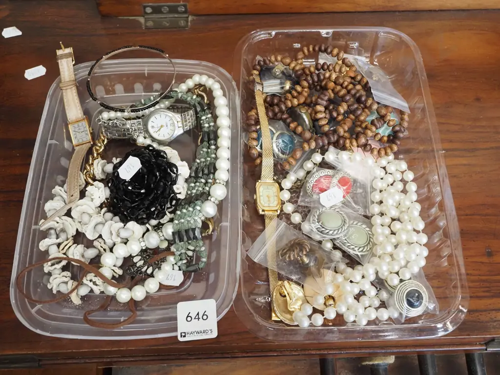 2x trays of costume jewellery Image 1++