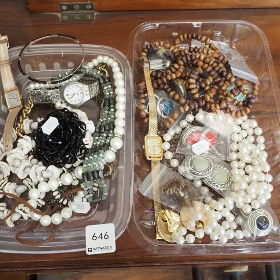 2x trays of costume jewellery