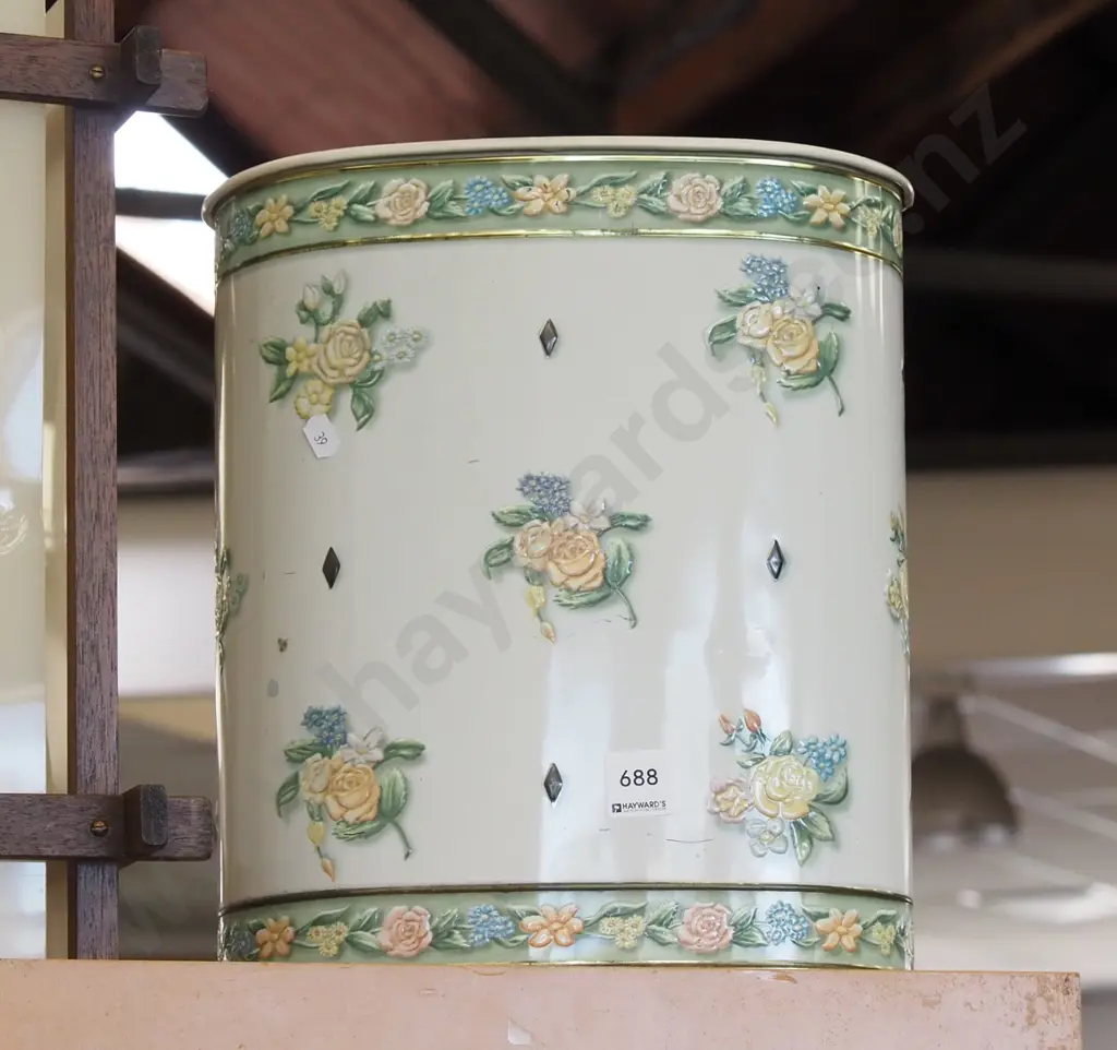 pressed metal rose basket H330 Image 1++