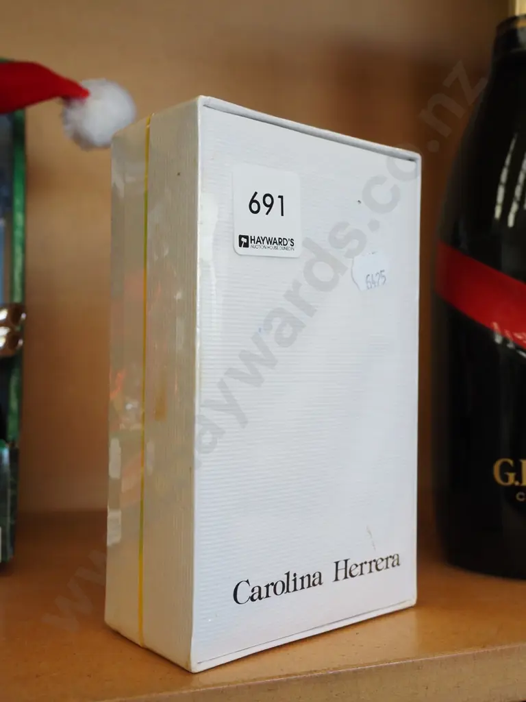boxed as new Carolina Herrera perfume purse spray 7.5ml Image 1++