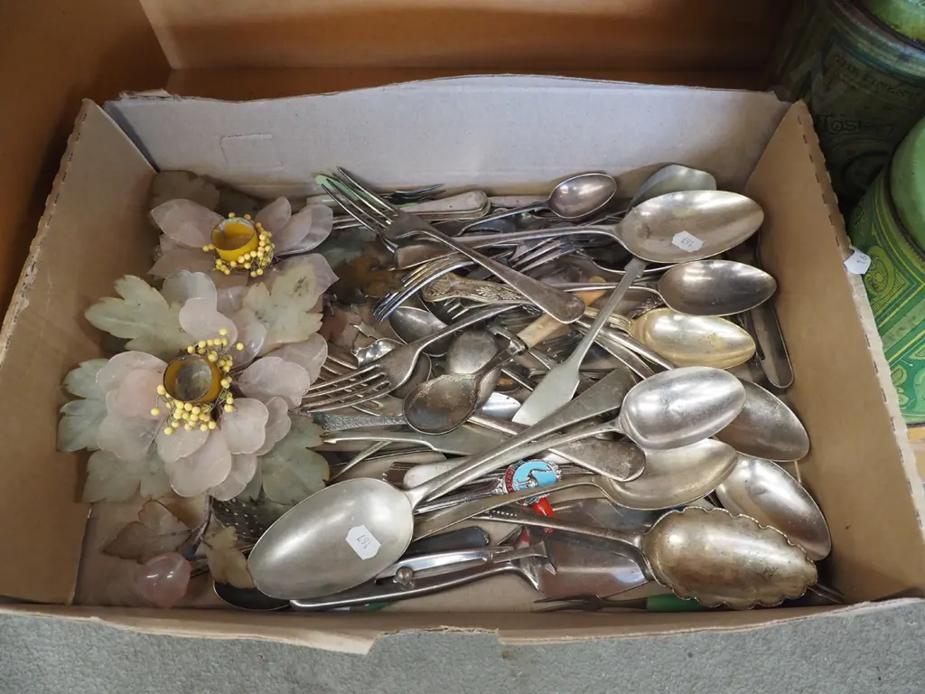 box; cutlery, glass candlesticks Image 1++