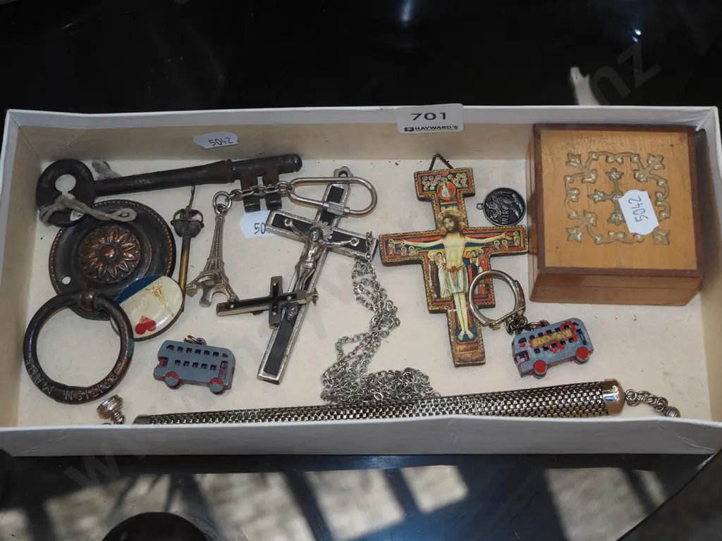 small box; crucifixes, keys etc Image 1++