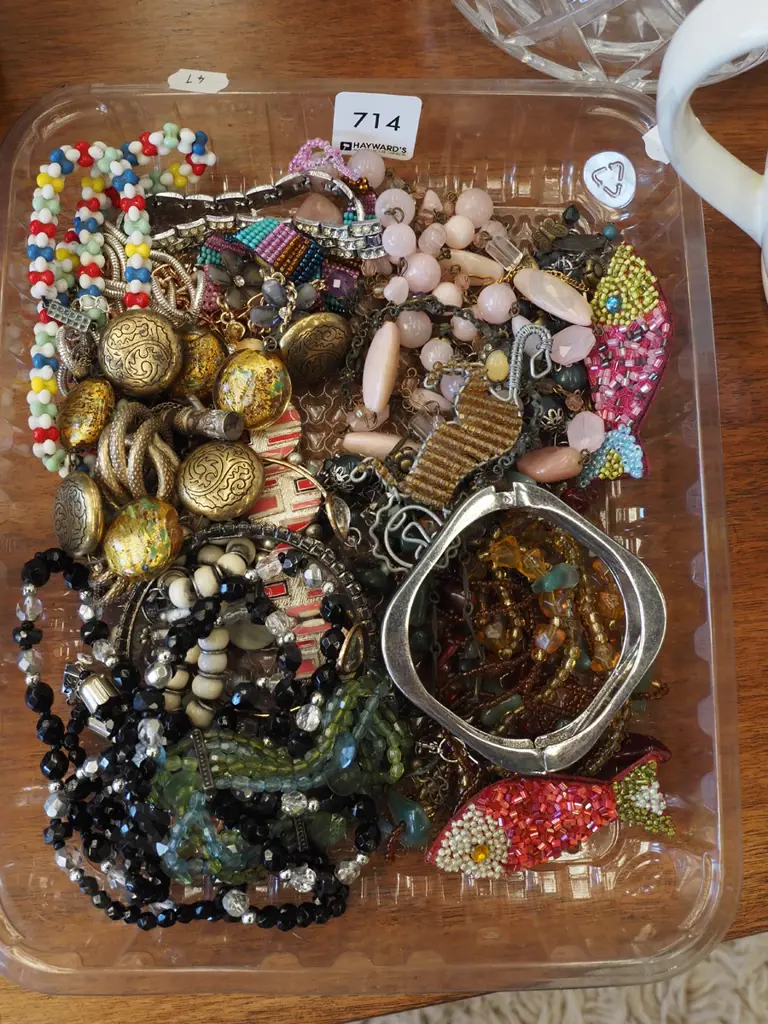 tray of costume jewellery Image 1++