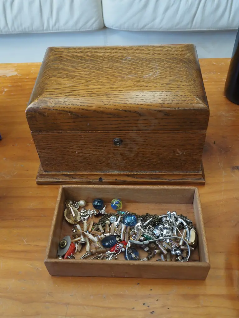 oak lockable box; costume jewellery - no key Image 1++